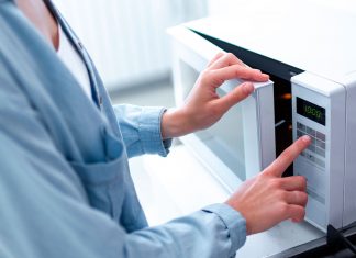 9 Things you Should Never Pop Inside your Microwave