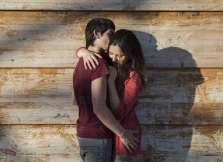 Romantic Hug vs Friendly Hug: How to Feel the Difference Instantly
